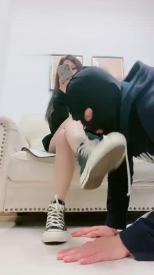 【甜一】高帮帆布鞋踩踏/吃口水/舔脏鞋/裸足插嘴_绳艺套路直播视频资源网