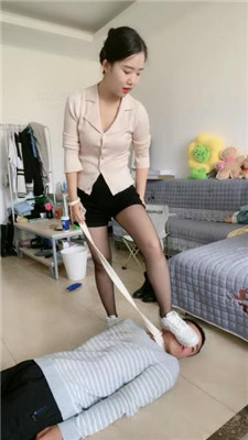 图片[19]_【嘉文】长靴重度踢踹/人体烟灰缸/耳光_绳艺资料库视频资源下载