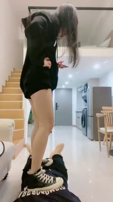 图片[7]_【甜一】高帮帆布鞋踩踏/吃口水/舔脏鞋/裸足插嘴_绳艺套路直播视频资源网