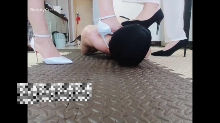图片[11]_小鱼姐姐晚礼服白高跟携手梦梦女神强制全体重踩踏，踩脖子_绳艺套路直播视频资源网