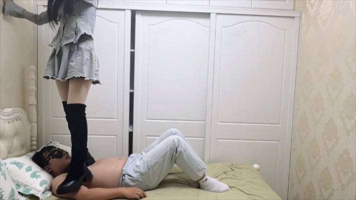 图片[4]_【无双工作室】素人系列三：素人妹子全体重踩踏+踩脖子踩手闻靴子_绳艺资料库视频资源下载