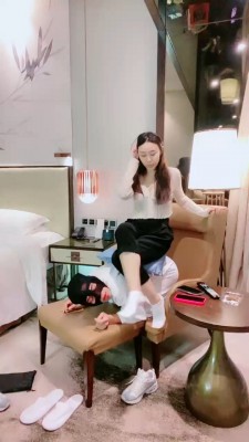 图片[3]_【夏芙】出差领导伺候-小白鞋白袜闻舔/鞭打/浴室虐_绳艺套路直播视频资源网
