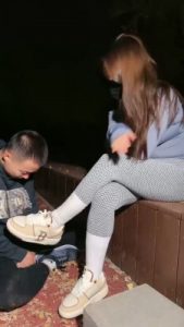 【三三】运动女神户外调-闻白袜/人肉座椅/舔脚趾/原味做口罩_绳艺资料库视频资源下载
