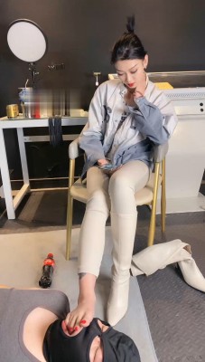 图片[6]_【冰诺】狗地毯舔长靴裸足_绳艺资料库视频资源下载