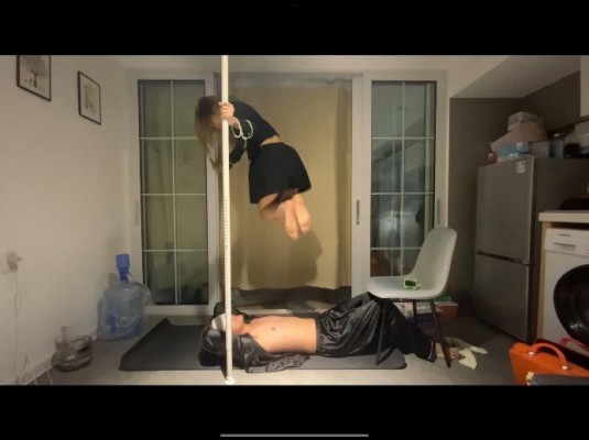 图片[3]_新人精神小妹第一次玩狗 爆狠跳踩 原味脚闷脸_绳艺套路直播视频资源网