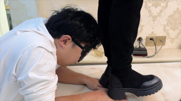 图片[7]_【无双工作室】素人系列三：素人妹子全体重踩踏+踩脖子踩手闻靴子_绳艺资料库视频资源下载