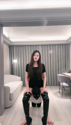 图片[2]_【琪琪大人】长靴霸气车模-胯下辱/鞋踩喂食_绳艺资料库视频资源下载
