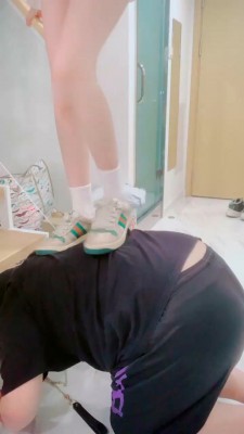 【Rina】运动鞋白棉袜踩踏虐乳_绳艺套路直播视频资源网