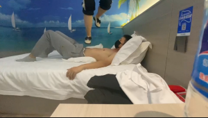 素人大学生小皮鞋跳踩全体重裸足踩脖子_绳艺资料库