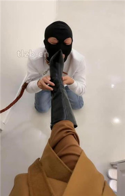 图片[2]_【辣姐】和男友逛街累了让家奴伺候_绳艺资料库视频资源下载