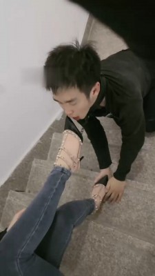 图片[10]_【桃幼幼】户外楼道遛狗-铆钉高跟踩踏_绳艺资料库视频资源下载