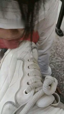 图片[4]_【爱可呀】学姐教室椅下/楼道-卑微跪舔_绳艺资料库视频资源下载