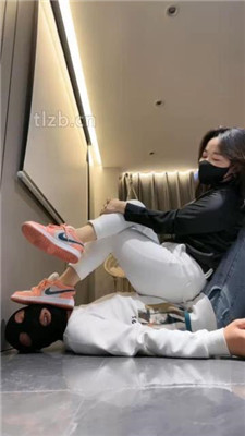 图片[2]_【辣姐】运动鞋全体重踩/船袜脚插嘴/吃袜子/口水吐脸_绳艺资料库视频资源下载
