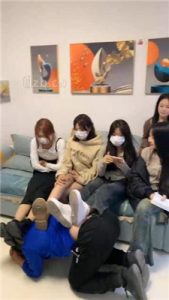 【精神小妹】幸运大转盘-群殴-踢踹踩跺/耳光坐头_绳艺资料库视频资源下载