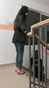 【桃幼幼】户外楼道遛狗-铆钉高跟踩踏_绳艺资料库视频资源下载
