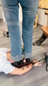 【沅芷大人】捆手狠虐-全体重踩胳膊/高跟扎入肉里【完整版】_绳艺资料库视频资源下载