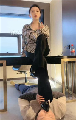 【潘妮女王】白领高跟黑丝踩虐犯错下属_绳艺资料库视频资源下载