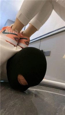 图片[17]_【辣姐】运动鞋全体重踩/船袜脚插嘴/吃袜子/口水吐脸_绳艺资料库视频资源下载