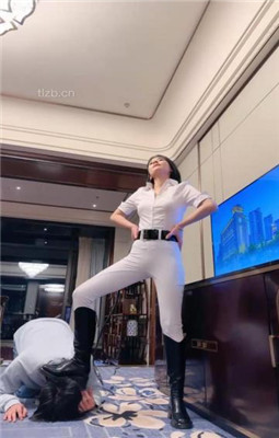 图片[13]_【简一】马术女教练-骑马爬行/鞭打/转胯/闻舔臭脚丫_绳艺资料库视频资源下载