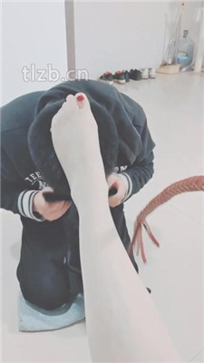 图片[8]_【美容院S】当脚垫/舔脏鞋/臭脚踩脸_绳艺套路直播视频资源网