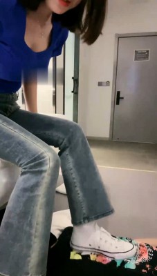【娇娇】小白鞋白袜踩脚垫/近距离舔_绳艺资料库视频资源下载