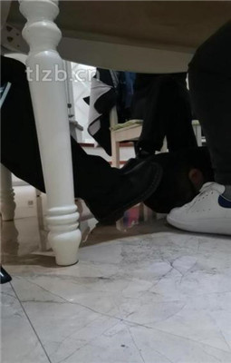 图片[3]_【文文文】桌底视角-脏鞋跪舔伺候主人-踩踏碾压【三视角版】_绳艺资料库视频资源下载