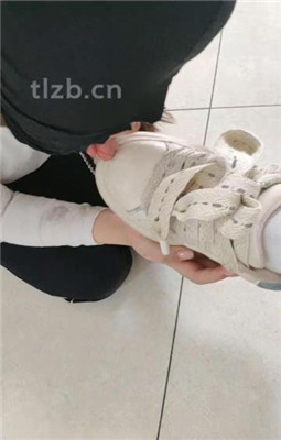 【爱可呀】双S玩学姐-清理鞋底/胶带封嘴/吹风机加热吸味_绳艺资料库视频资源下载