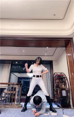 【简一】马术女教练-骑马爬行/鞭打/转胯/闻舔臭脚丫_绳艺资料库视频资源下载