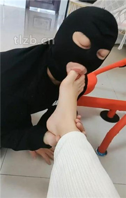 图片[9]_【吴迪】素人小姐姐-闻鞋闻jio/踩踏喂食-舔脚_绳艺套路视频资源网