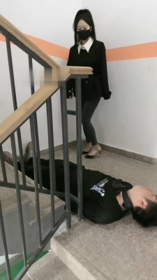 图片[6]_【桃幼幼】户外楼道遛狗-铆钉高跟踩踏_绳艺资料库视频资源下载