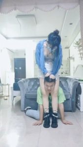 【香芋朱朱】双S开发小白口嗨狗-踩踏窒息/口水吐脸【双视角版】_绳艺资料库视频资源下载