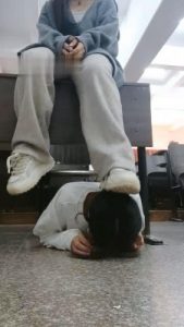 【爱可呀】学姐教室椅下/楼道-卑微跪舔_绳艺资料库视频资源下载