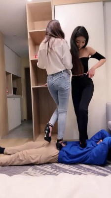 【宸宸】御姐双S高跟踩踏体育生【双视角版】_绳艺资料库视频资源下载