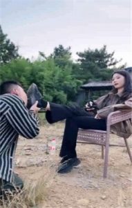 【允薇】庄园清理女主脏泥靴底/鞭打飞踹踩踏_绳艺资料库