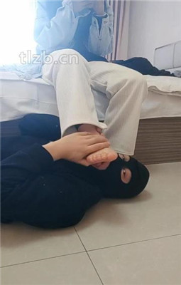 图片[8]_【吴迪】素人小姐姐-闻鞋闻jio/踩踏喂食-舔脚_绳艺套路视频资源网
