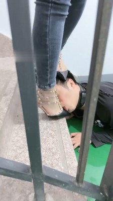 图片[3]_【桃幼幼】户外楼道遛狗-铆钉高跟踩踏_绳艺资料库视频资源下载