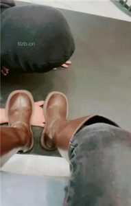 【利娜】长靴裸足踩狗头-伺候主人沐足_绳艺资料库