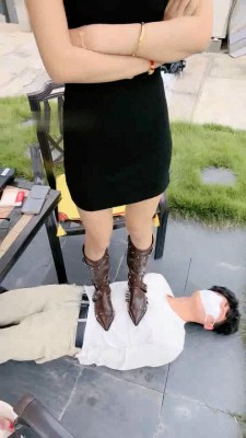图片[2]_【沅芷大人】高跟皮靴踩虐脚垫/电击棍威胁就范_绳艺资料库视频资源下载