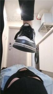 【美娜格格】运动女神-脏鞋底白袜虐废【完整版】_绳艺资料库视频资源下载