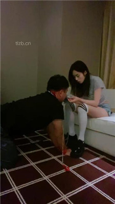图片[4]_【不知名美女】掐拧胳膊-及膝袜捂脸窒息/数据线狠抽/踩踏_绳艺套路直播视频资源网