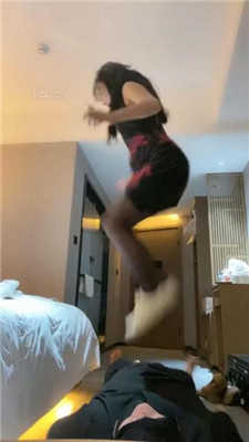 图片[2]_【千条姐】小白鞋黑丝全体重踩踏_绳艺套路直播视频资源网