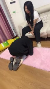 【最浪女慕】强迫闺蜜舔脏鞋/耳光/掐脖【完整版】_绳艺资料库