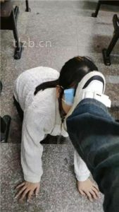 【爱可呀】教室开发素人S-母畜-跪舔多人多双脏鞋_绳艺资料库视频资源下载