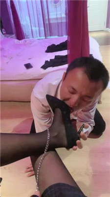 图片[8]_【于于鱼】高跟踩踏碾压-狗链拴狗-舔运动鞋黑丝高跟_绳艺套路直播视频资源网