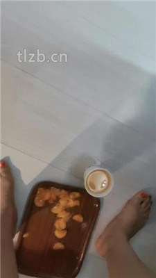 图片[7]_【西安天使】桌下视角恋足舔-踩踏喂食_绳艺资料库视频资源下载