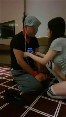 图片[15]_【不知名美女】掐拧胳膊-及膝袜捂脸窒息/数据线狠抽/踩踏_绳艺套路直播视频资源网