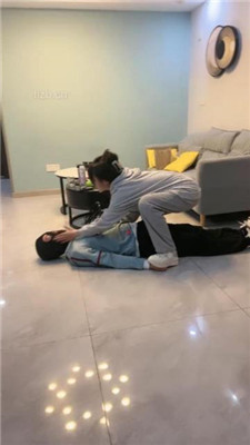 图片[7]_【乔妹】运动鞋白袜踩地毯狗/虐乳/鞭打_绳艺套路直播视频资源网