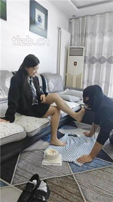 图片[4]_【尤尤子】学生S脚踩蛋糕喂食班主任_绳艺套路直播视频资源网