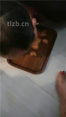 图片[10]_【西安天使】桌下视角恋足舔-踩踏喂食_绳艺资料库视频资源下载