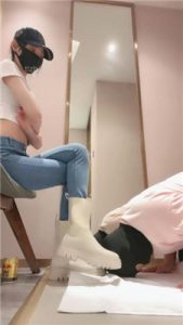 【美娜格格】牛仔裤短靴-胯下辱/人体擦鞋器/脚插嘴_绳艺资料库视频资源下载